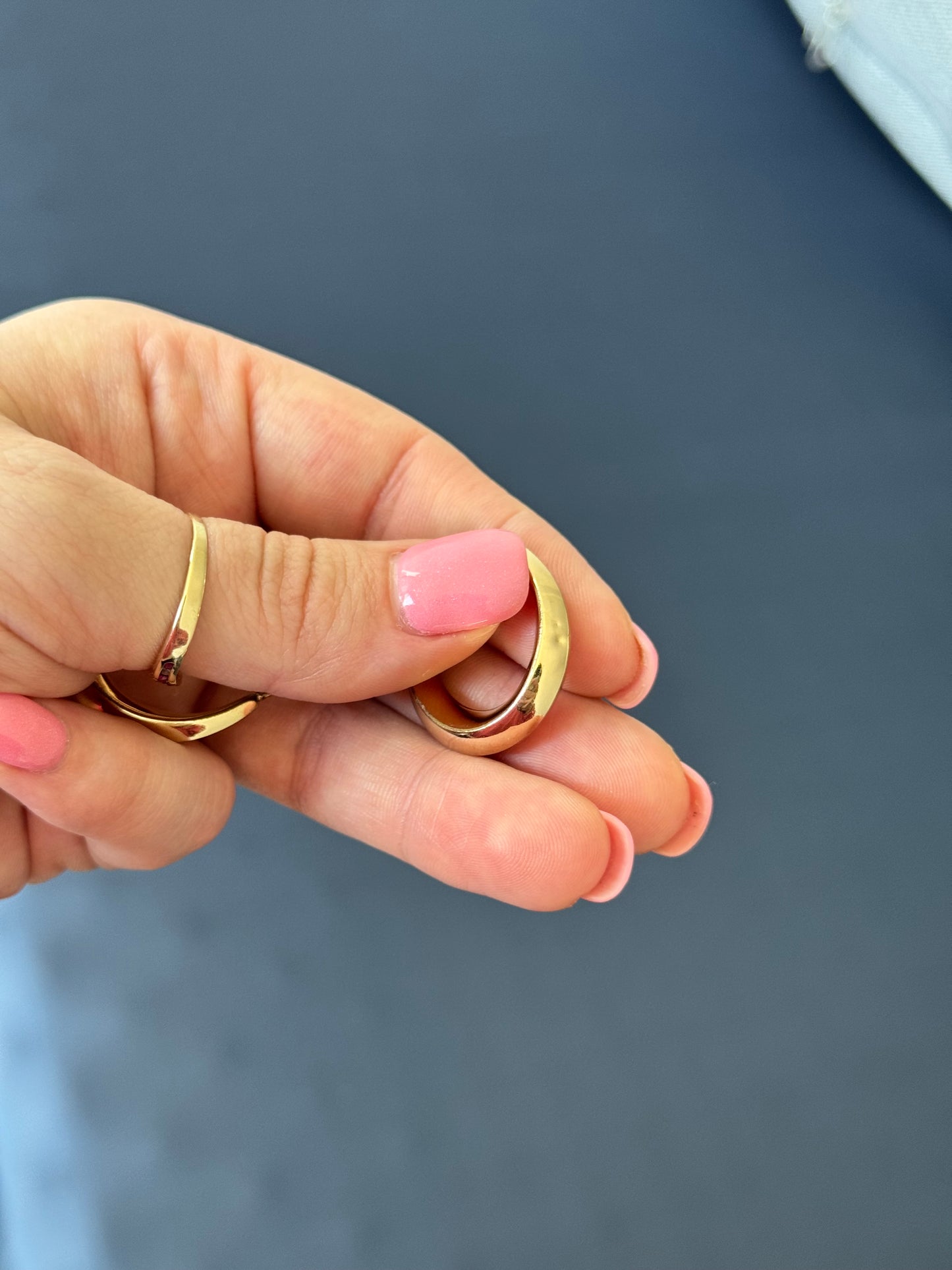 14k 6.4mm wide 28.5mm long (has flea bite)