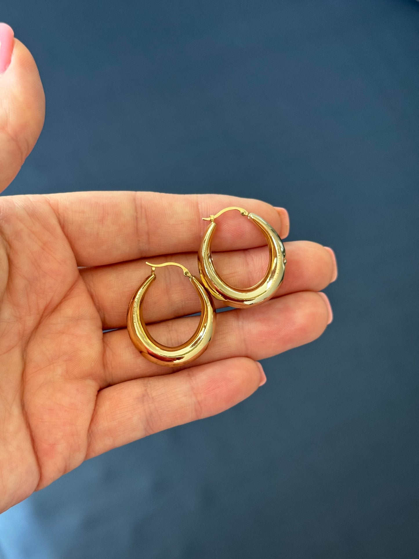 14k 6.4mm wide 28.5mm long (has flea bite)