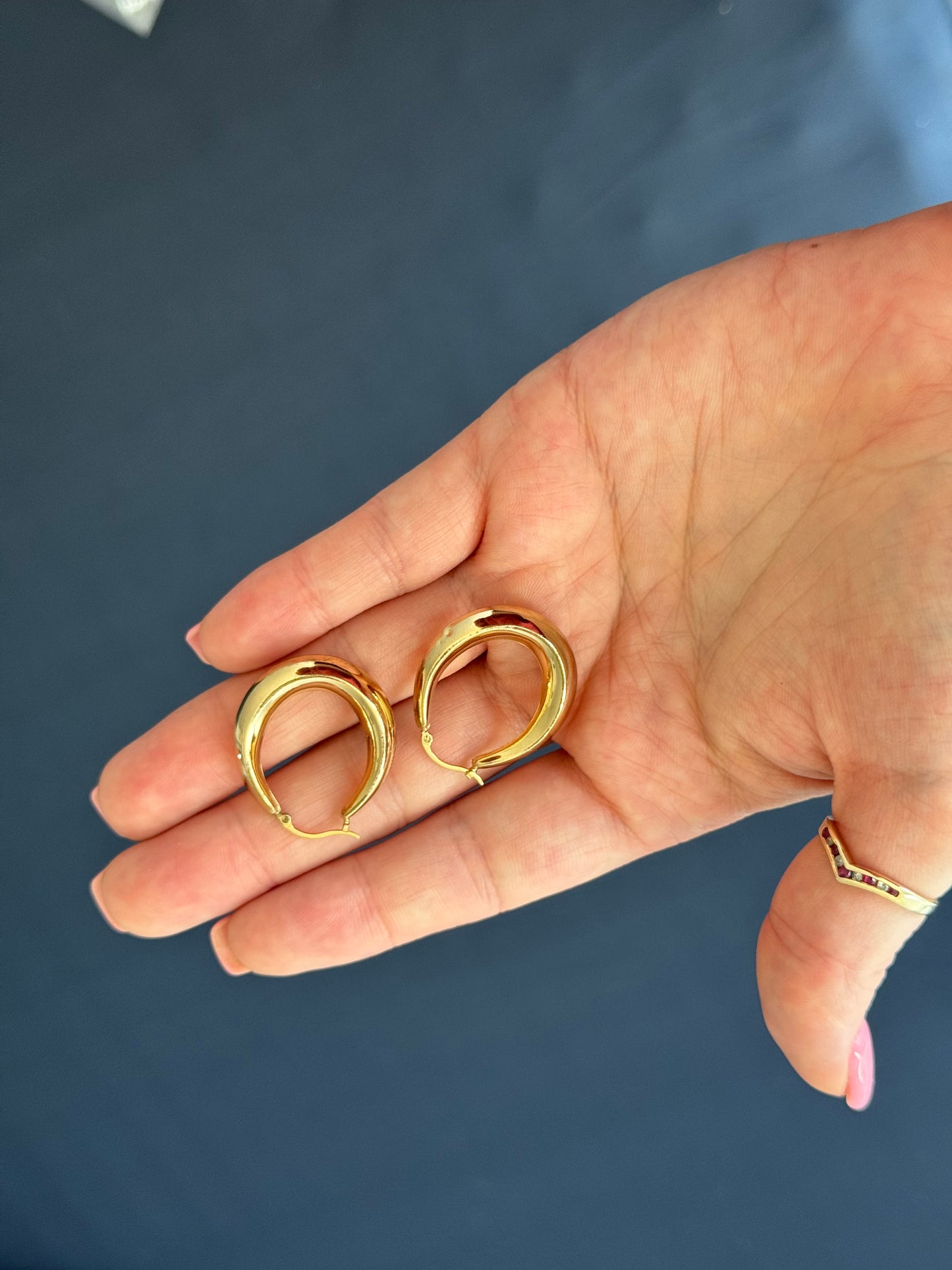 14k 6.4mm wide 28.5mm long (has flea bite)