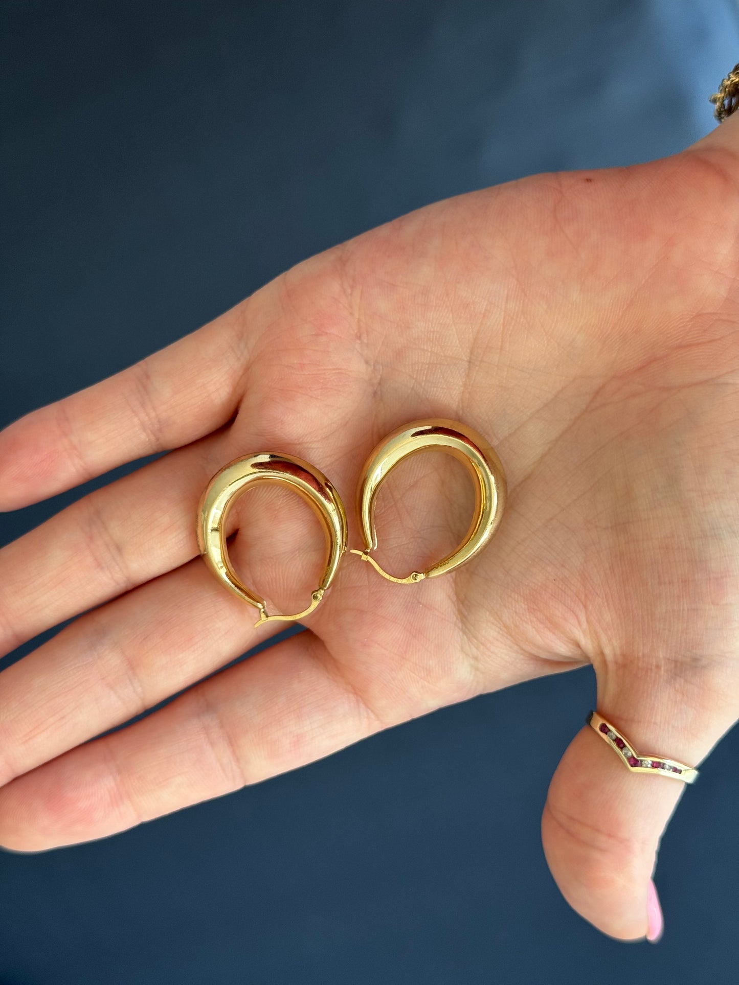 14k 6.4mm wide 28.5mm long (has flea bite)