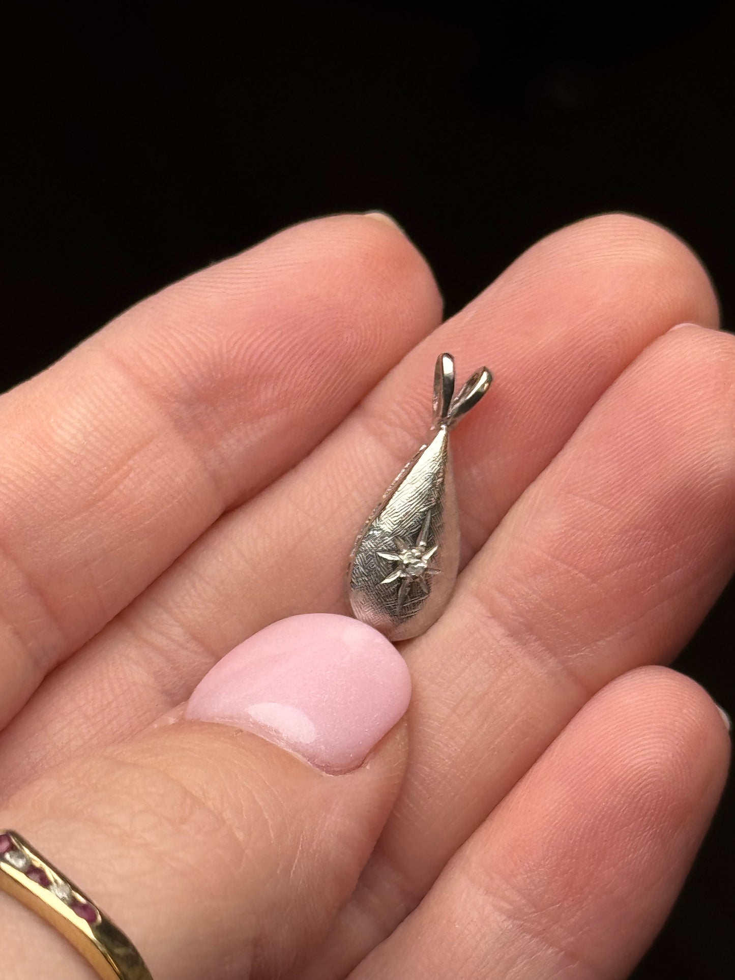 14k White Gold Pendant with sapphire or diamond